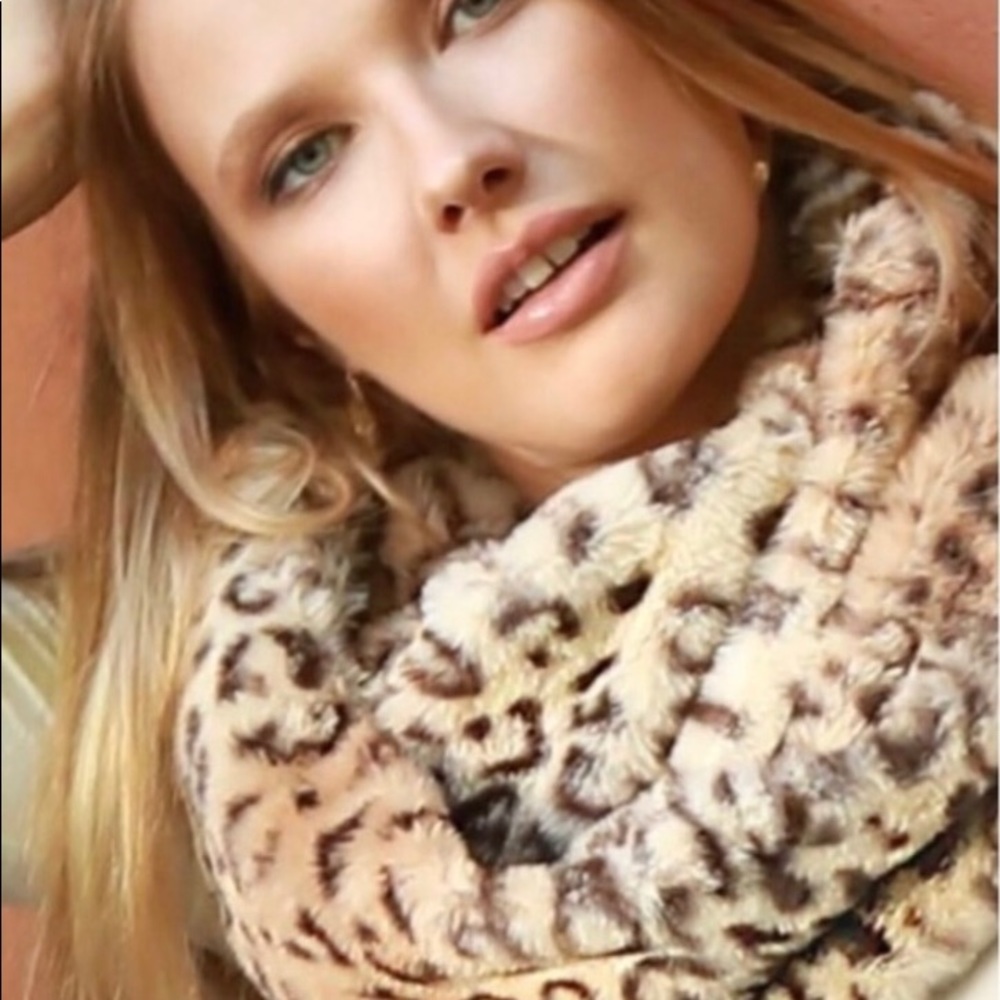 ❤️BOGO FREE❤️Leopard Faux Fur Infinity Scarf🧣 - Picture 2 of 3